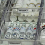eöffnete Schublade eines Medikamentenschranks mit mehreren Glasampullen des Anästhetikums „Ketanest S“ in einem Klarsichtfach.