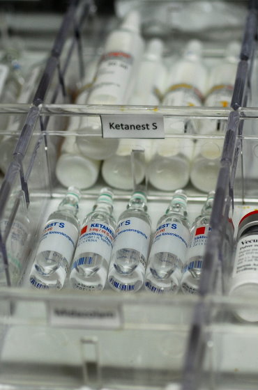 eöffnete Schublade eines Medikamentenschranks mit mehreren Glasampullen des Anästhetikums „Ketanest S“ in einem Klarsichtfach.