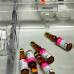 Geöffnete Schublade eines Medikamentenschranks mit mehreren braunen Glasampullen „Atropinsulfat 0,5 mg“ der Firma B. Braun in einem Klarsichtfach.
