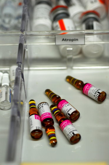 Geöffnete Schublade eines Medikamentenschranks mit mehreren braunen Glasampullen „Atropinsulfat 0,5 mg“ der Firma B. Braun in einem Klarsichtfach.